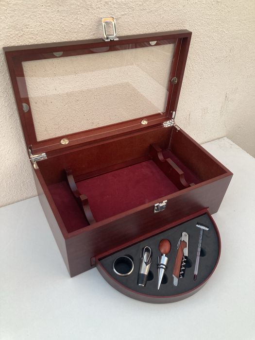 Caixa de Vinho em Madeira com Acessórios – Como Nova