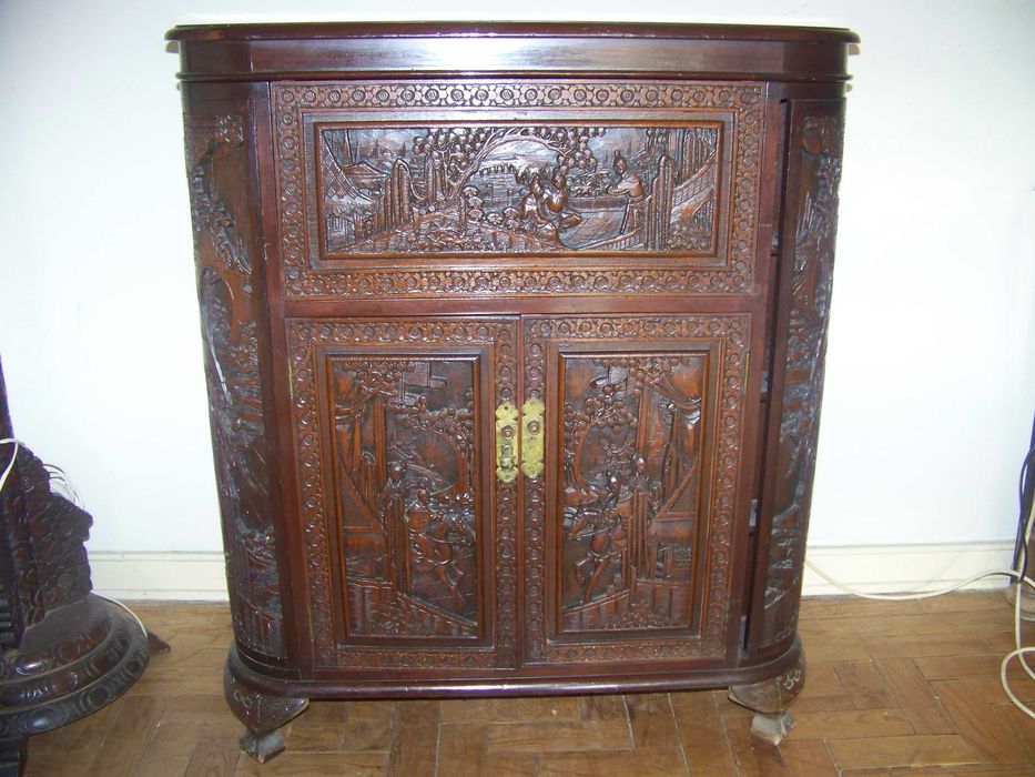 bar chinês + mesa e 3 bancos + arca em madeira talhada+ candeeiro