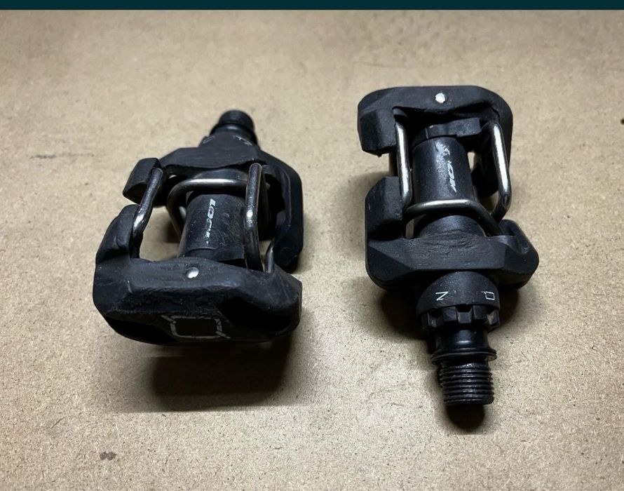 Pedais de encaixe, avanco e volante