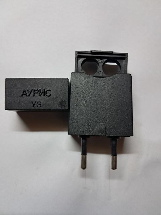 Зарядне для плоских батареєк.