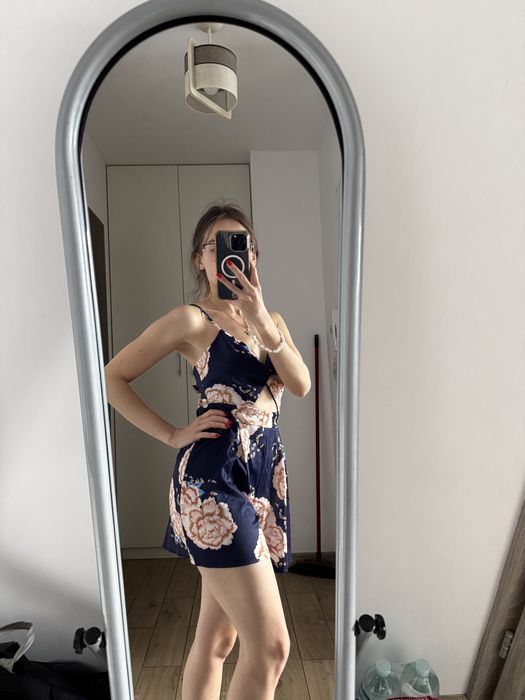 Krotki kombinezon w kwiaty