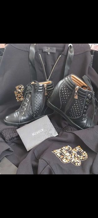 Skórzane czarne sneakersy z perforacją i ukrytym koturnem Marki Kazar