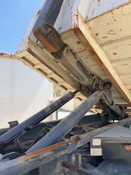 Camião Kerax com ampliroll e grua