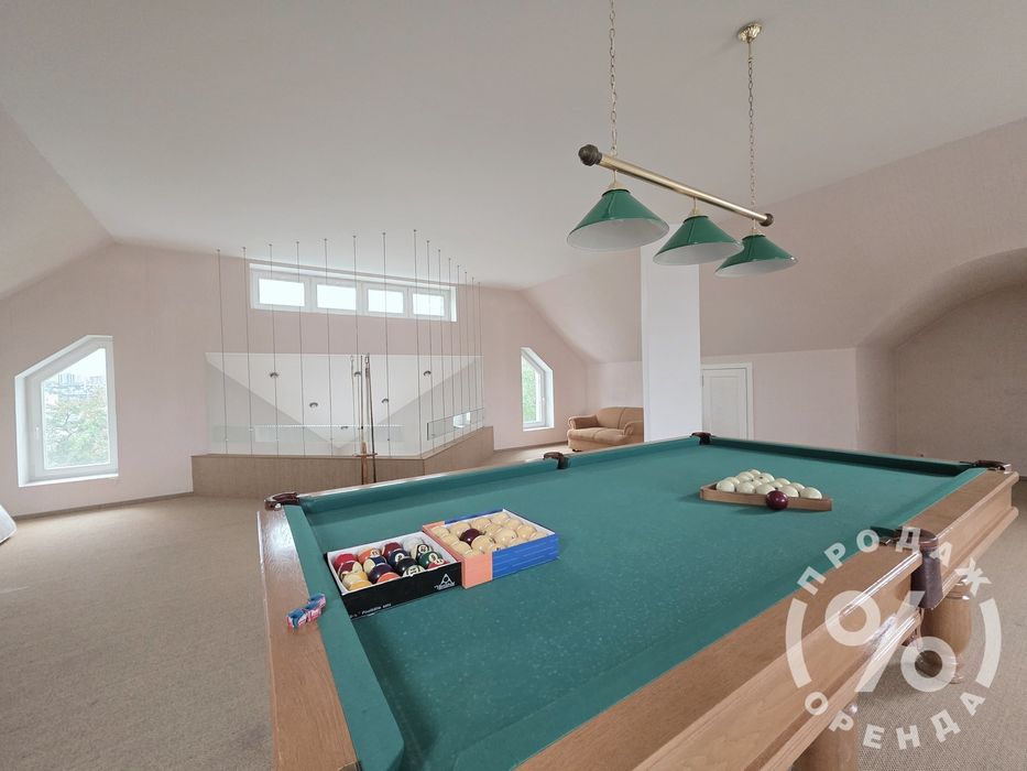 Стильний будинок у центрі з більярдною та камінною кімнатою