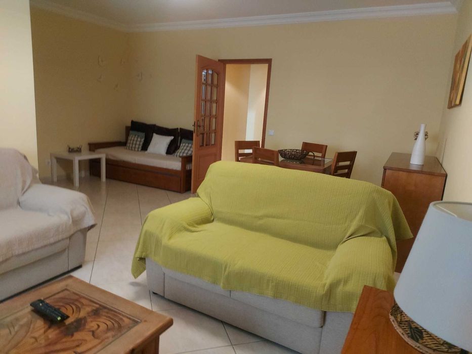 Apartamento amplo com terraço, garagem e perto da praia