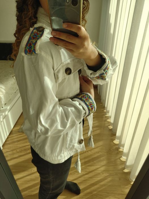 Casaco ganga branco com mangas coloridas