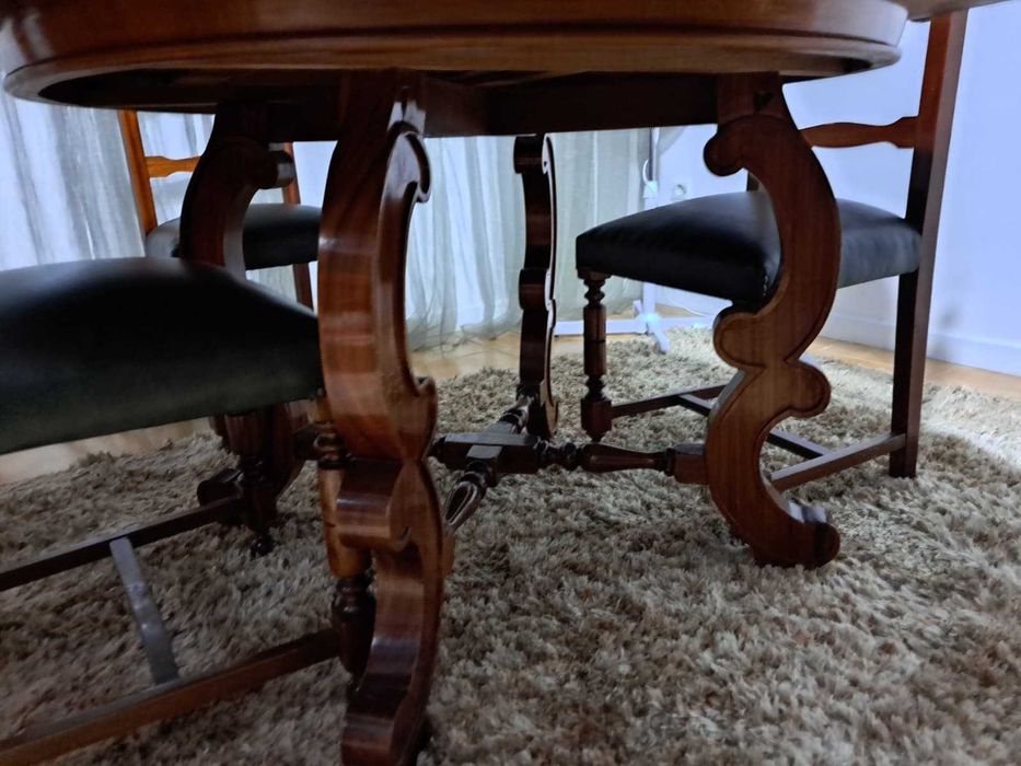 Mesa de jantar em Mogno
