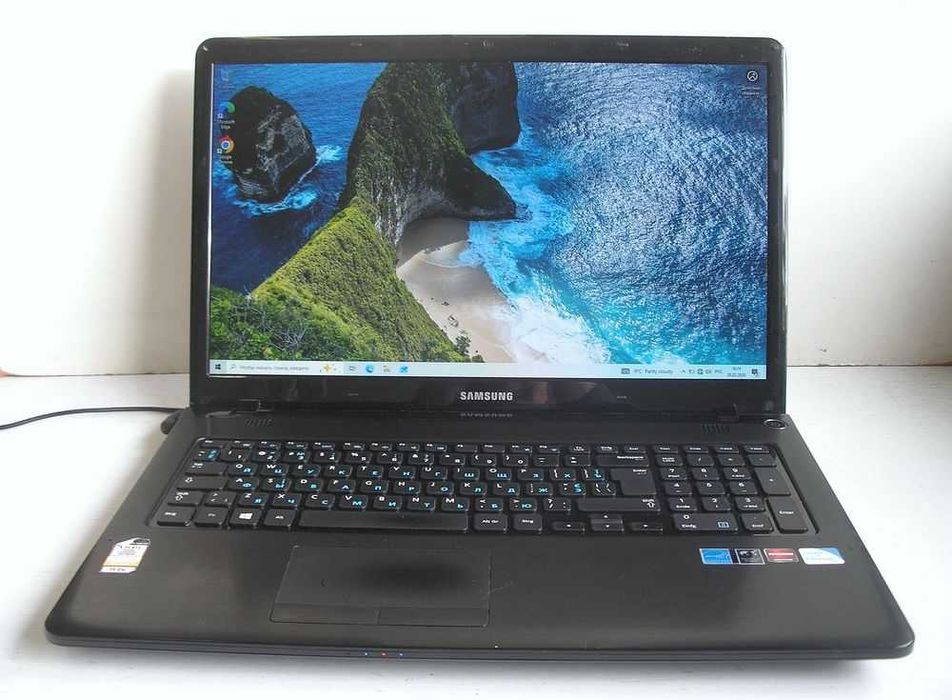 ноутбук Samsung (Sandy Bridge /8GB /500GB /Radeon 1GB/17,3" /батарея)