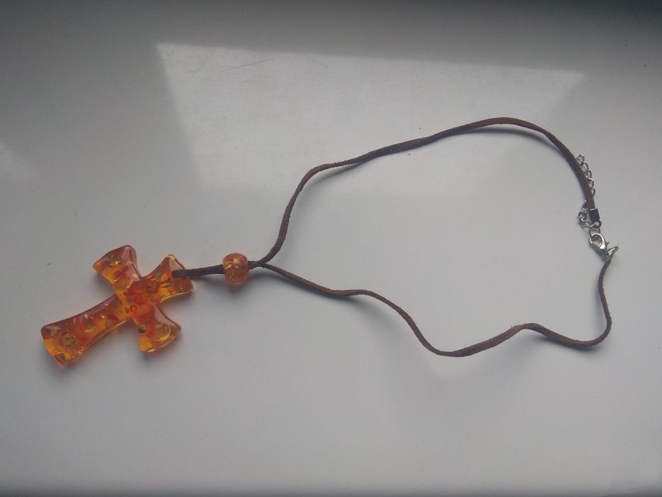 Krzyż na rzemieniu zapinany.