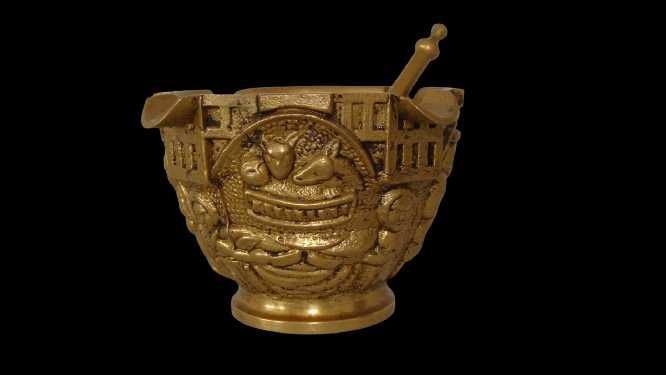 Antigo almofariz com pilão de bronze religioso