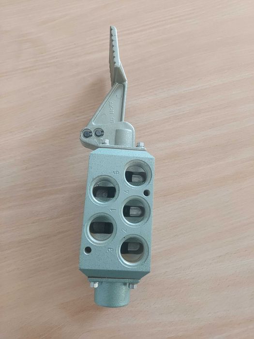 Zawór pneumatyczny rozdzielający 5 drogowy z pedałem "Łucznik"