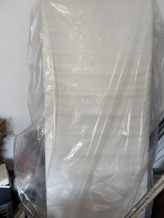 Cama dupla com gavetao e um colchao