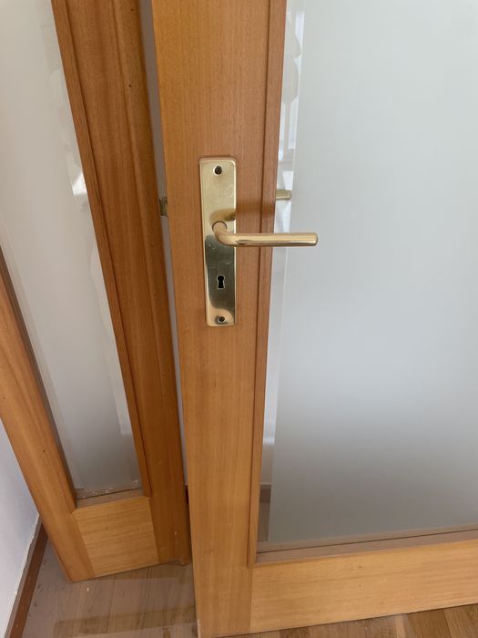 Porta em madeira com vidro