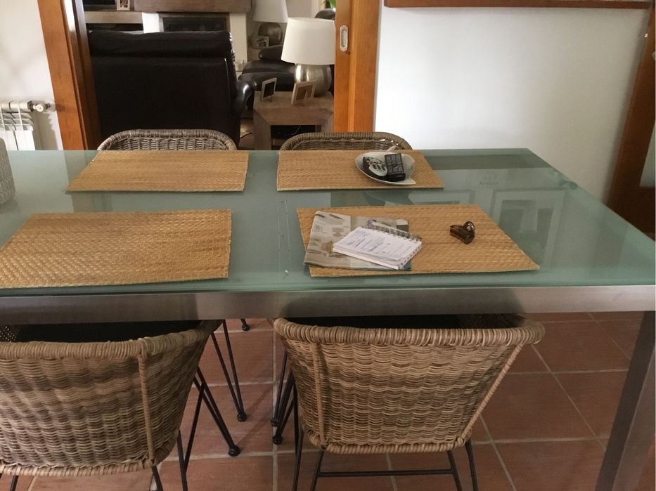 Mesa de vidro com pernas de inox