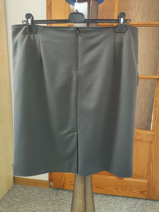 Elegancka prosta spódnica rozmiar 52