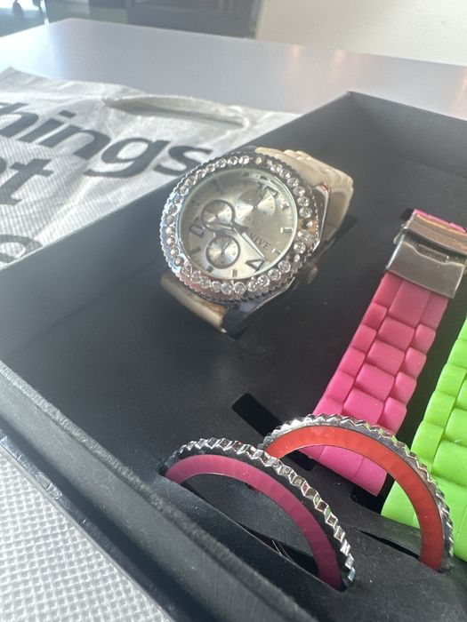 Relógio com várias braceletes