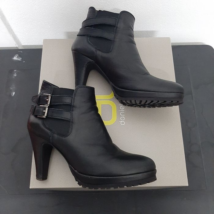 Botins pele preta n. 36 com pouco uso Daniela Lima