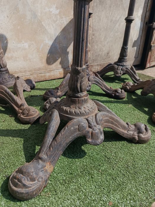 Pés de mesa antigos