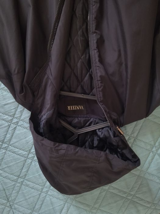 Casaco tipo "bomber" com capuz