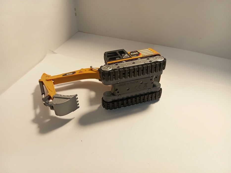 Міні екскаватор на радіо керуванні. Масштаб 1:64