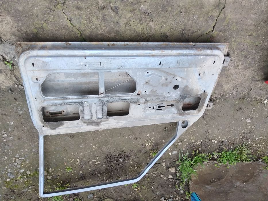 Продам капот и переднюю правую дверь ЗАЗ Таврия