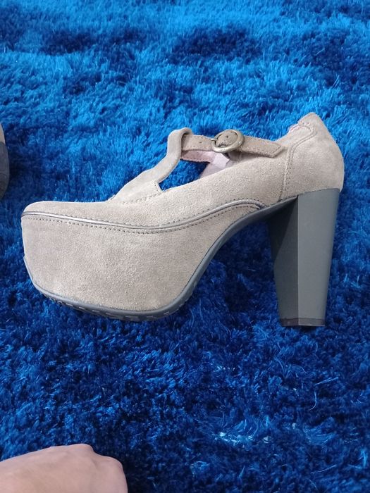 Sapatos beges de pele de salto alto com compensação