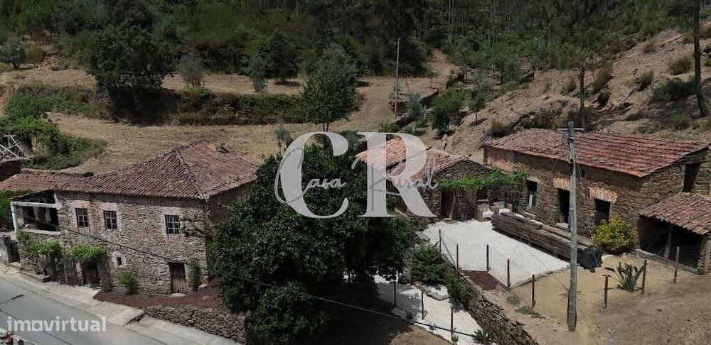 Charming stone houses to restore with beautiful land in Figue