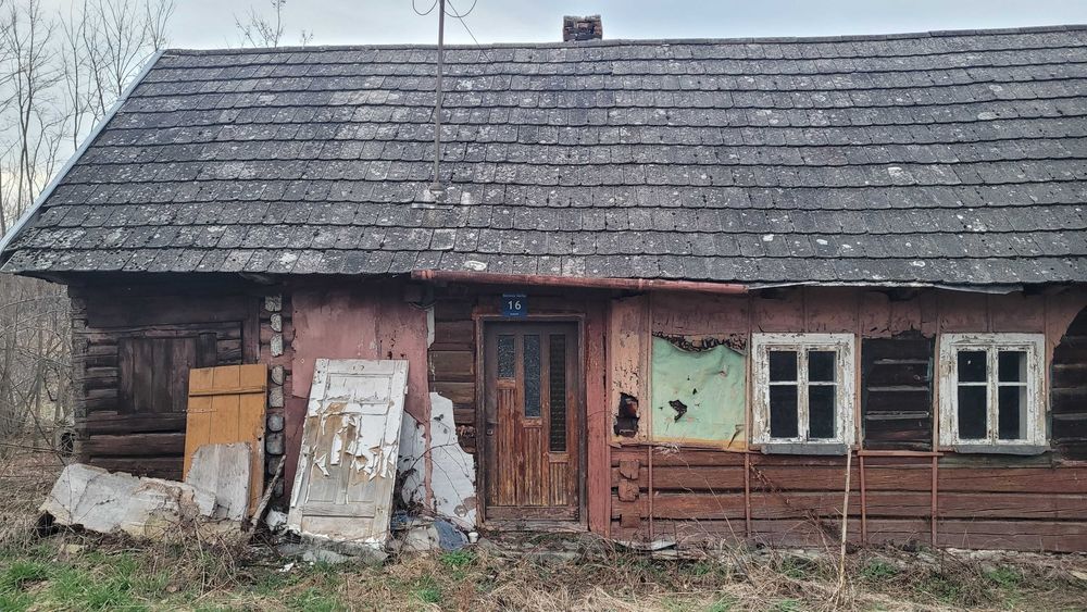 Stary drewniany dom do rozbiórki