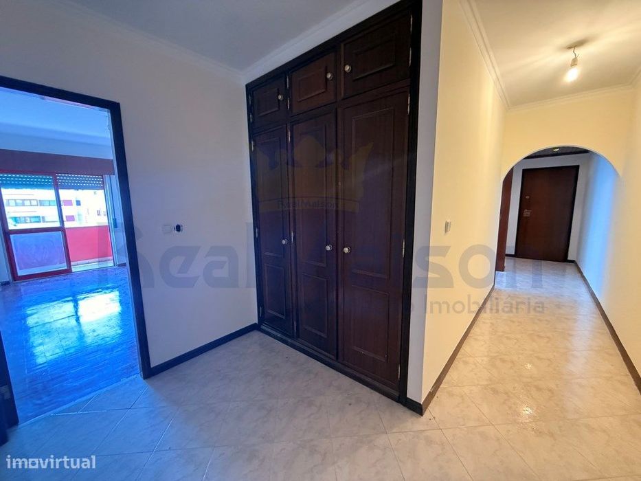 Vende-se Fantástico Apartamento c/ Parqueamento na Cavaleira