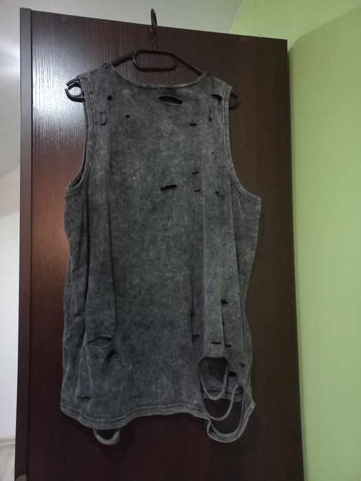 Bluzka bezrękawnik z dziurami