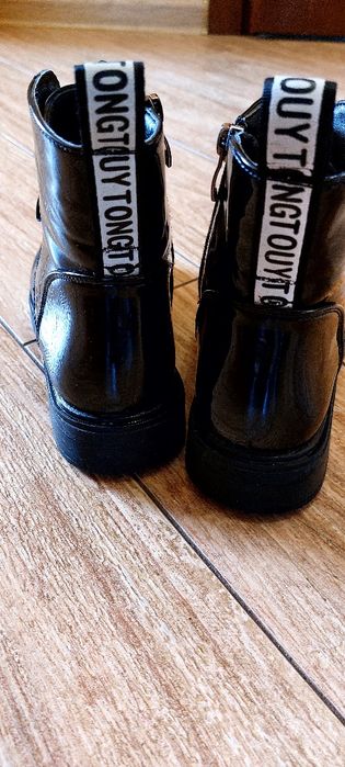 Лакові черевики.