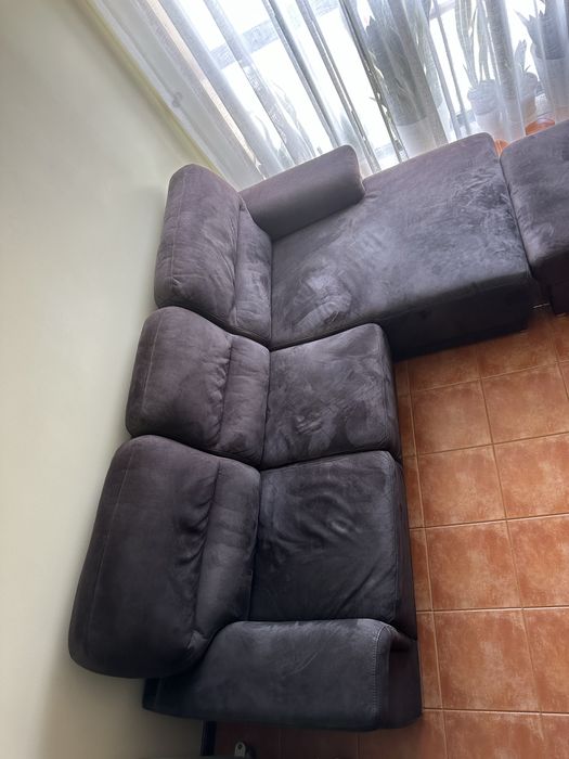 Sofá chaise longue espaçoso + pouf quadrado