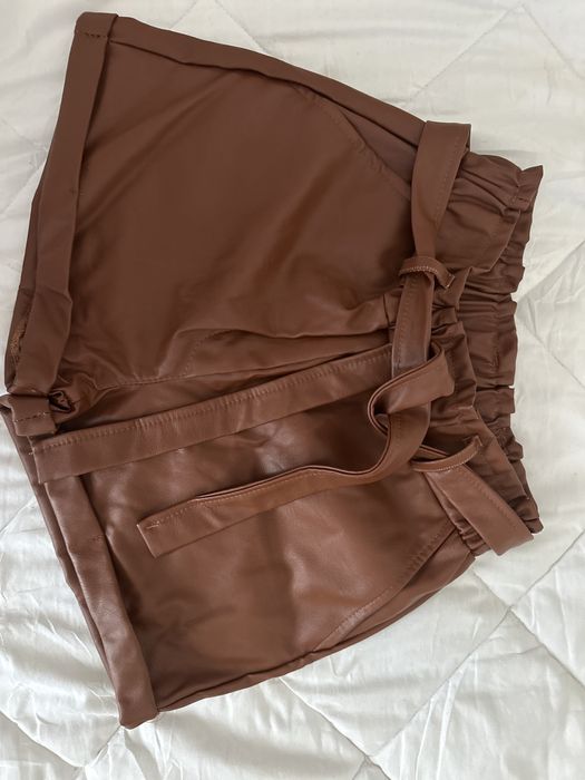 Short preto e castanho com cinto