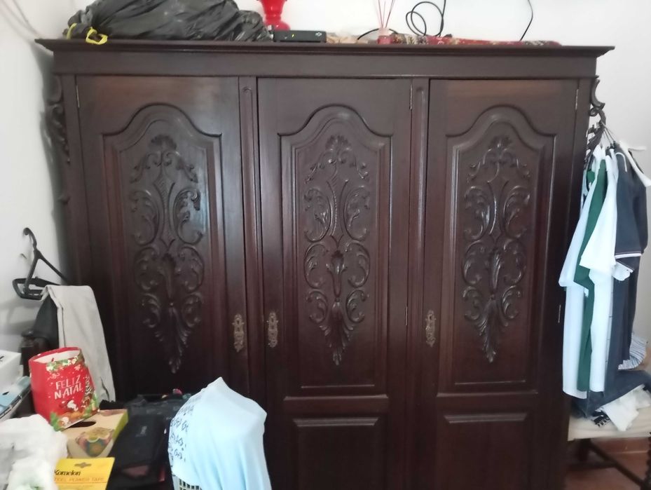 Roupeiro + Cómoda em Madeira Maciça
