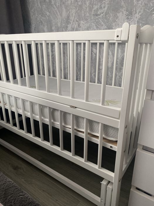 Дитяче  ліжечко з маятником та матрасом