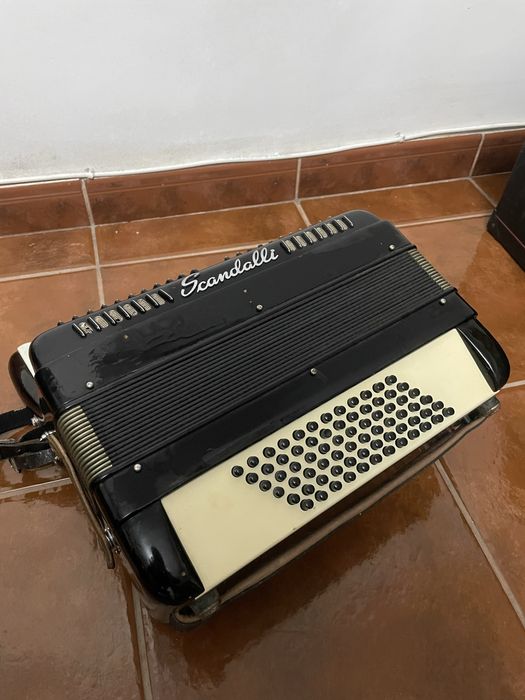 Vendo ou troco Acodeões Hohner Verdi II N e Scandalli