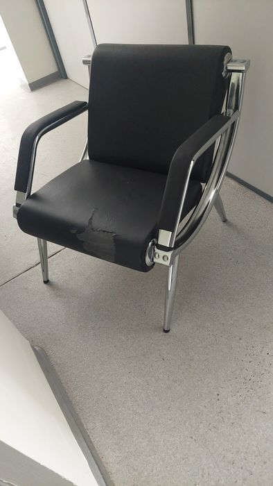 Sofá monolugar usado preto.
