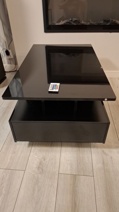 Stolik kawowy z 4 szufladami i podświetleniem LED