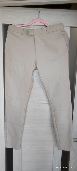 Світло бежеві жіночі брюки.