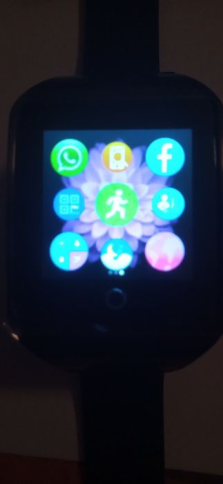 Smartwatch z wbudowanym aparatem.