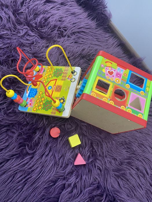 Бізі куб та ляльки