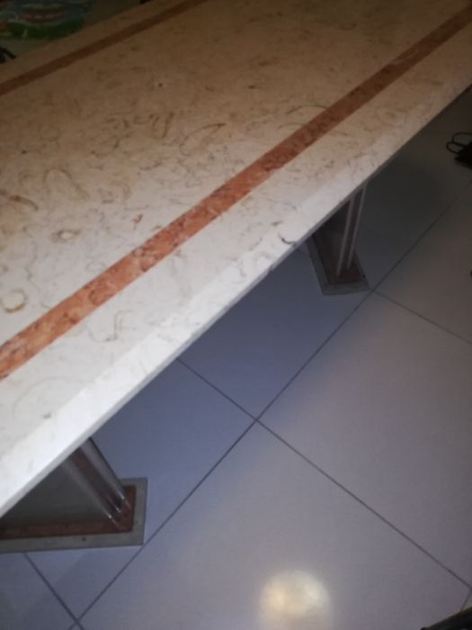 Mesa de sala em mármore rosa