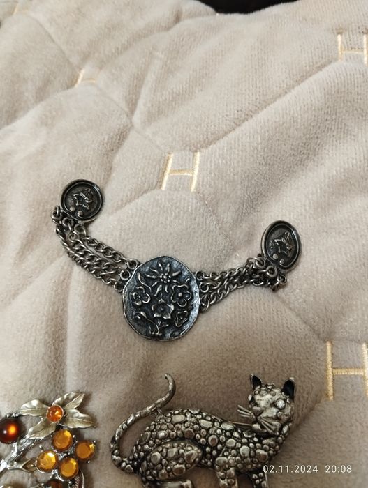 Оригінальні посріблені кулон та брошки