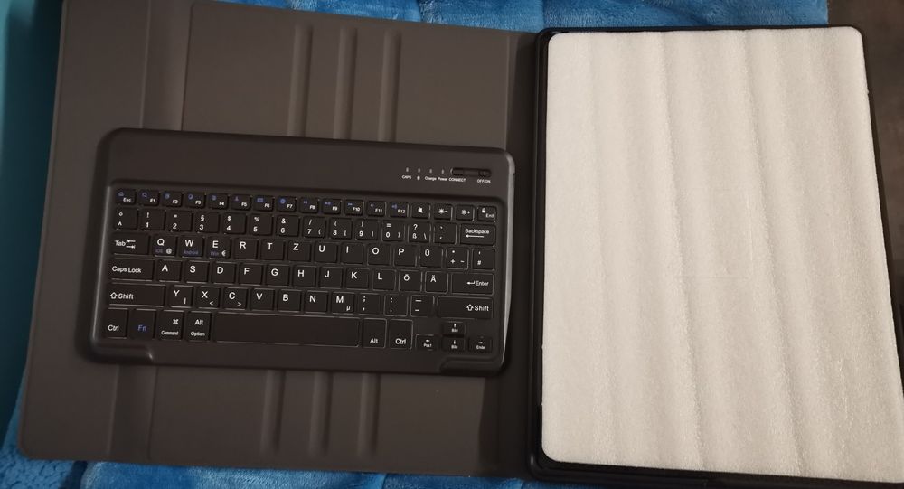 Capa para IPad com teclado da marca Fogari