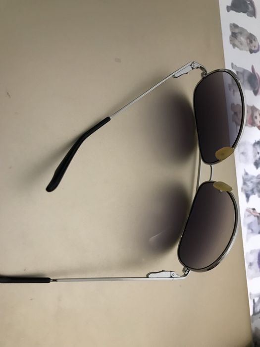 Óculos de sol novos, sem uso e oferta na compra de óculos graduados.