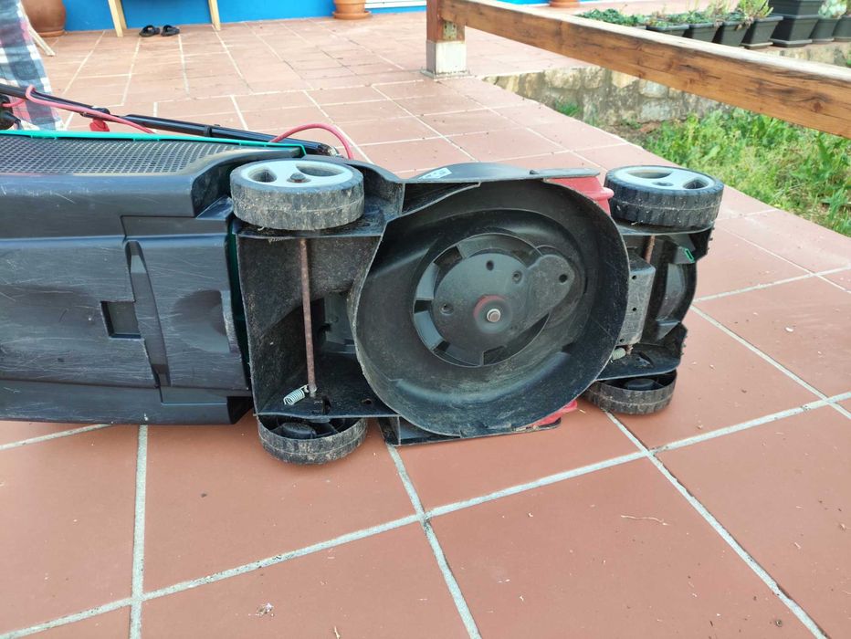 Cortador de relva bosch arm 32