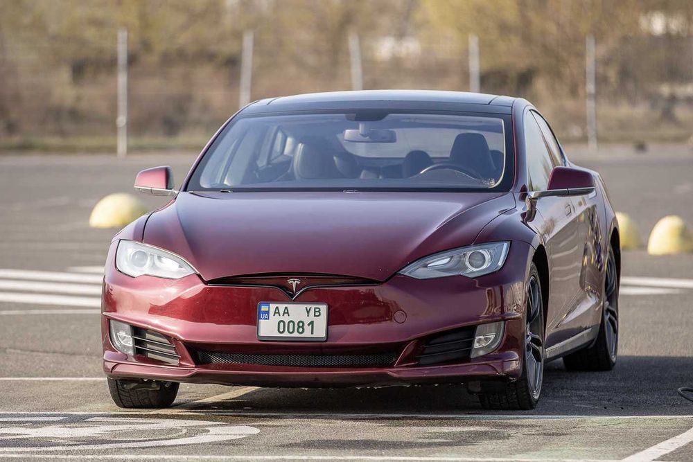 Tesla Model S Модифікація Performance Signature