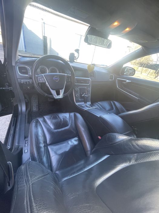Автомобиль Volvo s60 2,5т