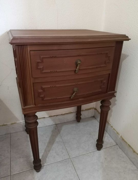 Cama e 2 mesas de cabeceira