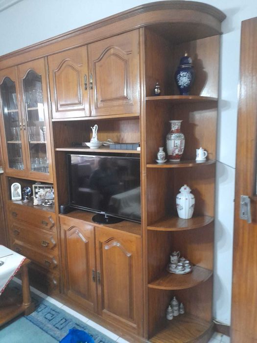 Móvel com bar em madeira